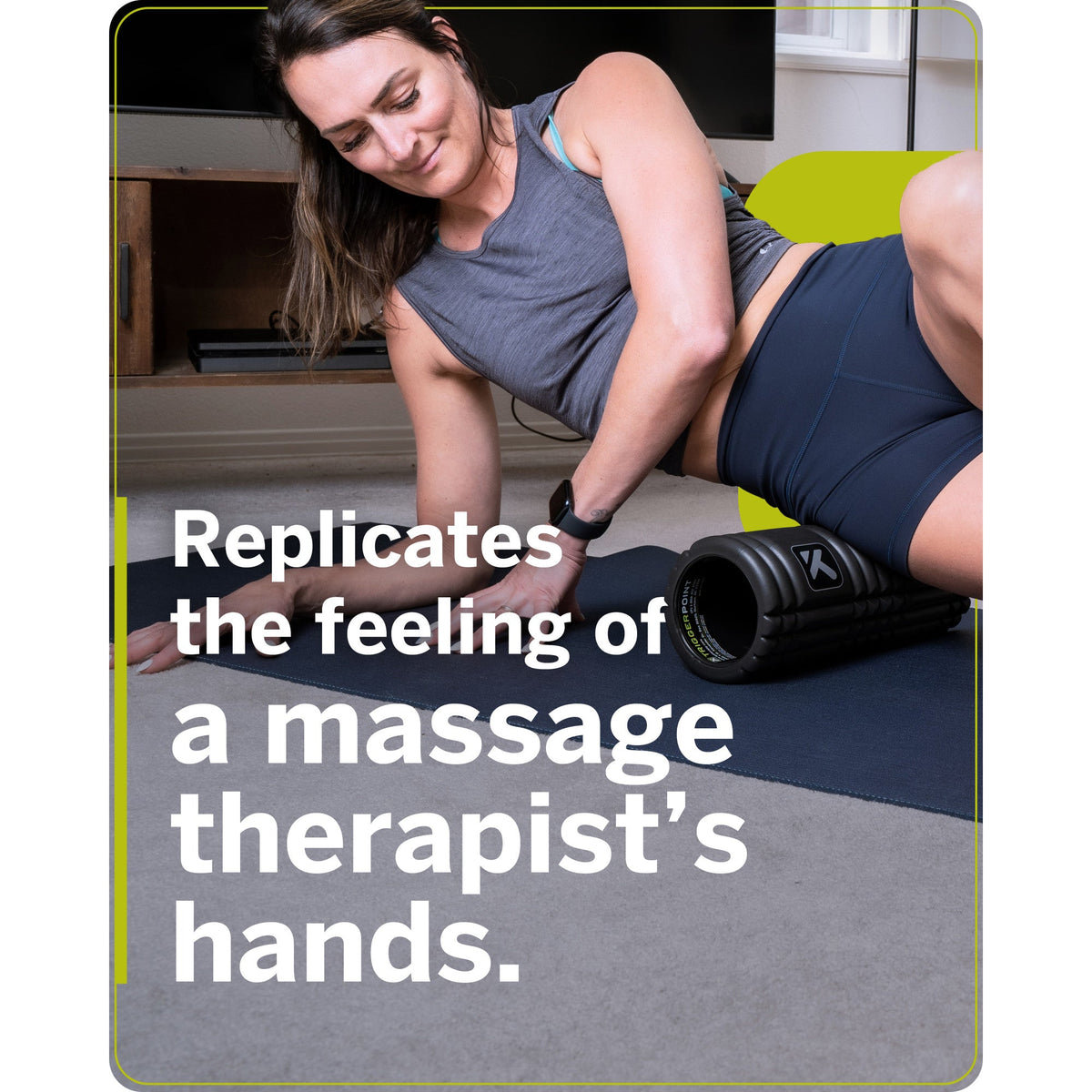 Vrouw gebruikt TriggerPoint GRID foam roller thuis