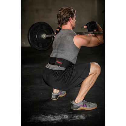 Squat met Harbinger nylon gewichthefriem
